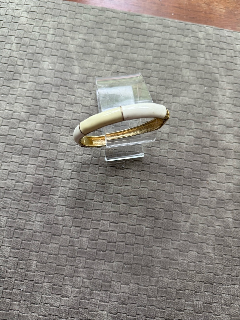 Vintage Cream Enamel‎ Hinged Bangle Bracelet in Gold Tone